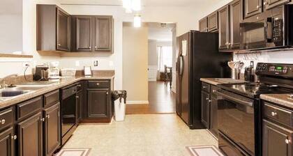 Stylish &Spacious 5BD Home w/ a Spa-Like Suite 22min from DT Atlanta!