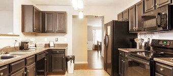 Stylish &Spacious 5BD Home w/ a Spa-Like Suite 22min from DT Atlanta!