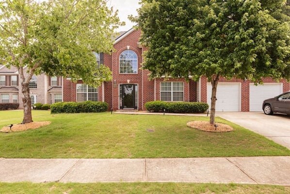 Exterior - Stylish &Spacious 5BD Home w/ a Spa-Like Suite 22min from DT Atlanta! (Atlanta)
