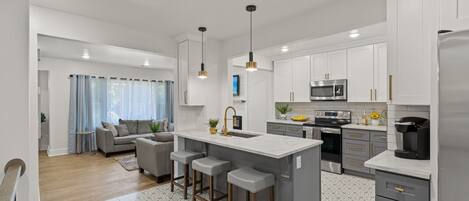 Een koelkast, een magnetron, een oven, een kookplaat