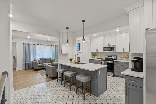 Beautiful Comfy Home Close to Major Attractions