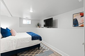 4 bedrooms, iron/ironing board, WiFi, bed sheets