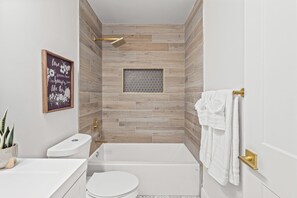 Combined shower/tub, hair dryer, towels, soap - Beautiful Comfy Home Close to Major Attractions (Atlanta)