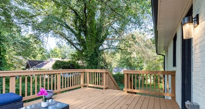 Beautiful Comfy Home Close to Major Attractions