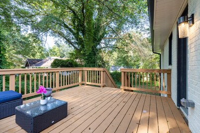 Beautiful Comfy Home Close to Major Attractions