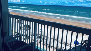 Un balcón con vista a la playa y al océano.