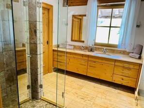 Douche, serviettes fournies, savon, papier toilette