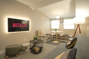 Smart TV, computer monitors - Modern Private Unit - Mins away from Everything in Pasadena! (Pasadena)