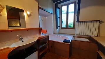 Baignoire, serviettes fournies, savon, papier toilette