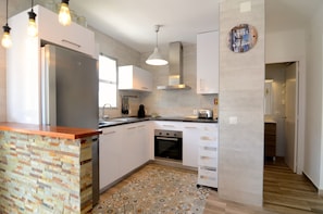 Jääkaappi, uuni, kahvin-/teenkeitin