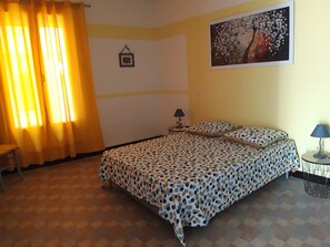 2 chambres, lit de bébé portatif, literie fournie