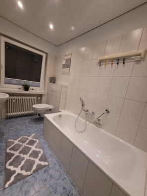 Badewanne, Haartrockner, Handtücher, Seife