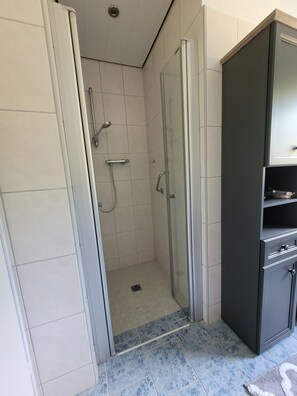 Baignoire, sèche-cheveux, serviettes fournies, savon