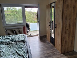 3 bedrooms, travel crib, free WiFi, bed sheets