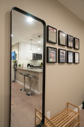 Fridge, microwave, coffee/tea maker, electric kettle - Modern Private Studio - Mins away from Everything in Pasadena! (Pasadena)