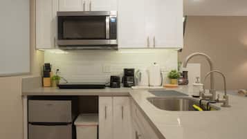 Refrigerador, microondas, cafetera y tetera y tetera eléctrica