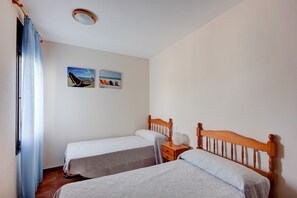 3 chambres, fer et planche à repasser