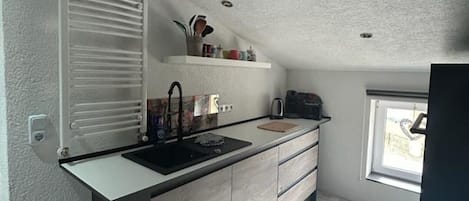 KĂŒhlschrank, Mikrowelle, Herdplatte, Wasserkocher mit Kaffee-/Teezubehör