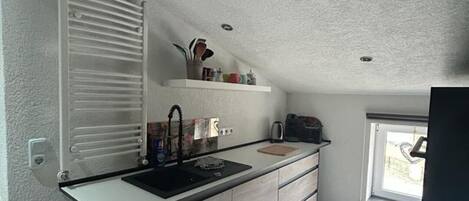 Refrigerador, microondas, parrilla de estufa y cafetera y tetera