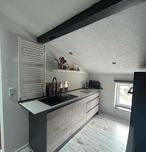 Een koelkast, een microgolfoven, een kookplaat