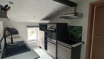 Kühlschrank, Mikrowelle, Herdplatte, Wasserkocher mit Kaffee-/Teezubehör