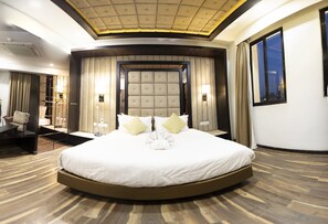 Habitación Deluxe | Ropa de cama de alta calidad y tabla de planchar con plancha