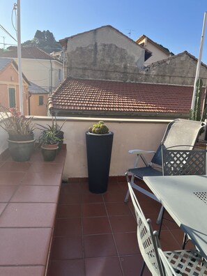 Outdoor dining - Elegant apartment in an ancient Ligurian village 10' from the sea (Albisola Superiore)