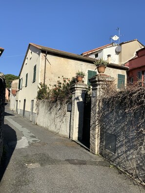 Exterior - Elegant apartment in an ancient Ligurian village 10' from the sea (Albisola Superiore)