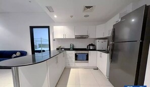 Kjøleskap, ovn, kokeplater og vannkoker