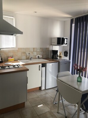 Kühlschrank, Mikrowelle, Herdplatte, Geschirrspüler