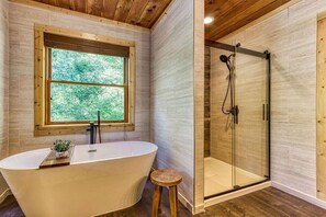 Free toiletries, hair dryer, towels - …STUNNING Luxury 3BD Lodge! …HOT TUB/Games/VIEWS!… (Pigeon Forge)