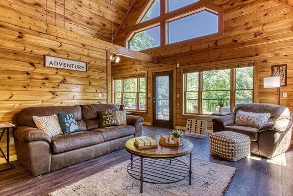 Een flatscreentelevisie, een open haard, videogames en een dvd-speler