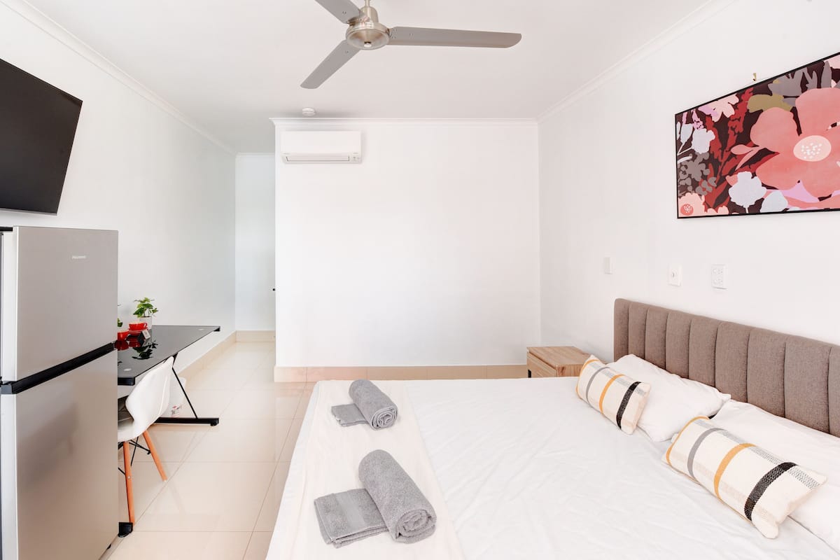 Muebles diferentes, escritorio y cortinas blackout