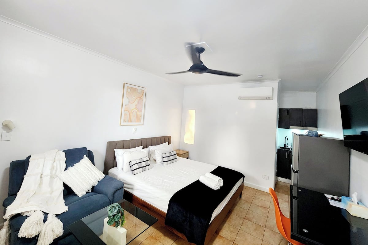 Muebles diferentes, escritorio y cortinas blackout