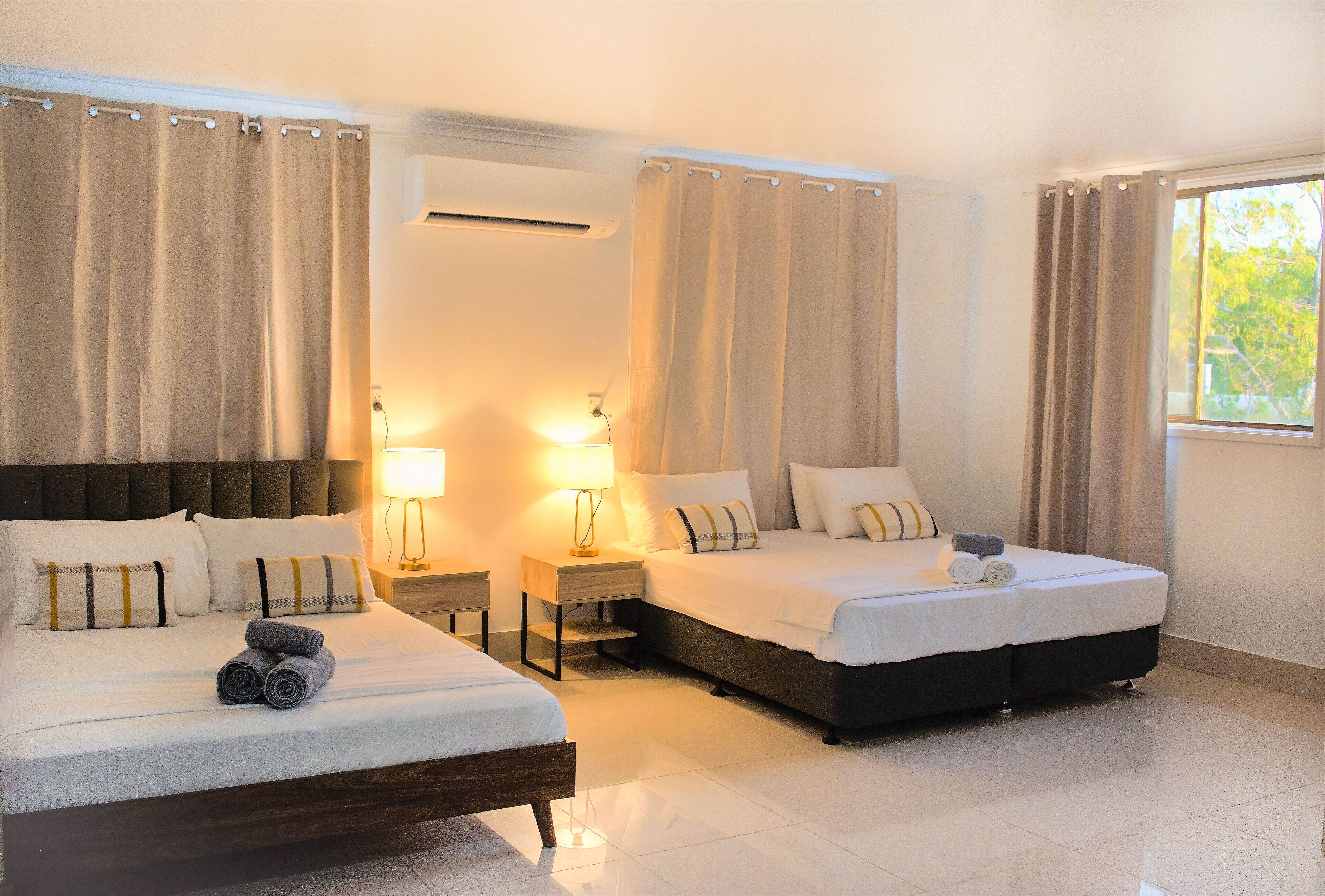 Individuelt innredet, skrivebord, blendingsgardiner og strykejern/-brett