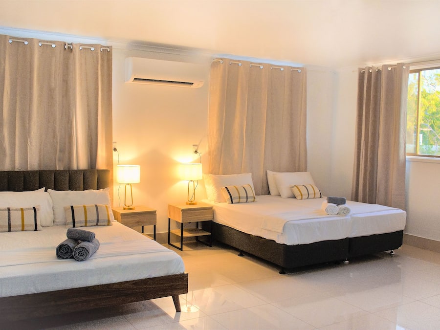 Individuell eingerichtet, Schreibtisch, Verdunkelungsvorhänge