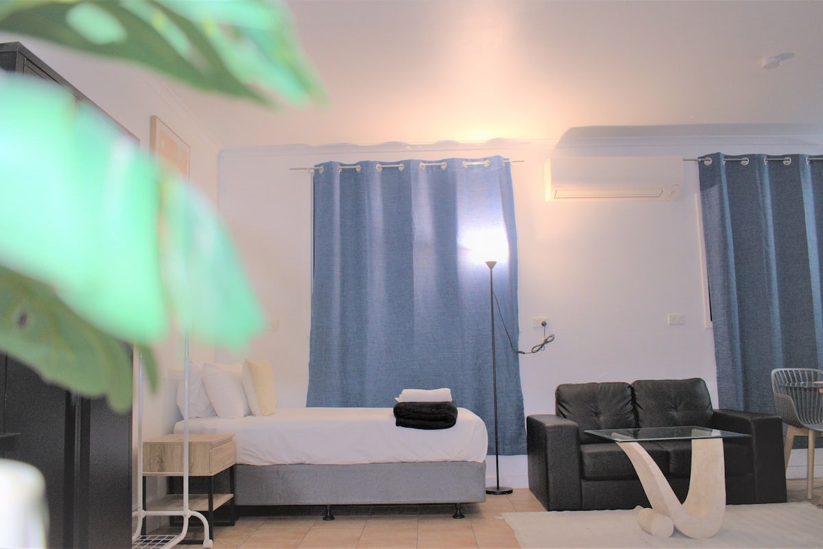 Muebles diferentes, escritorio y cortinas blackout