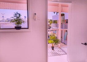 Muebles diferentes, escritorio y cortinas blackout 