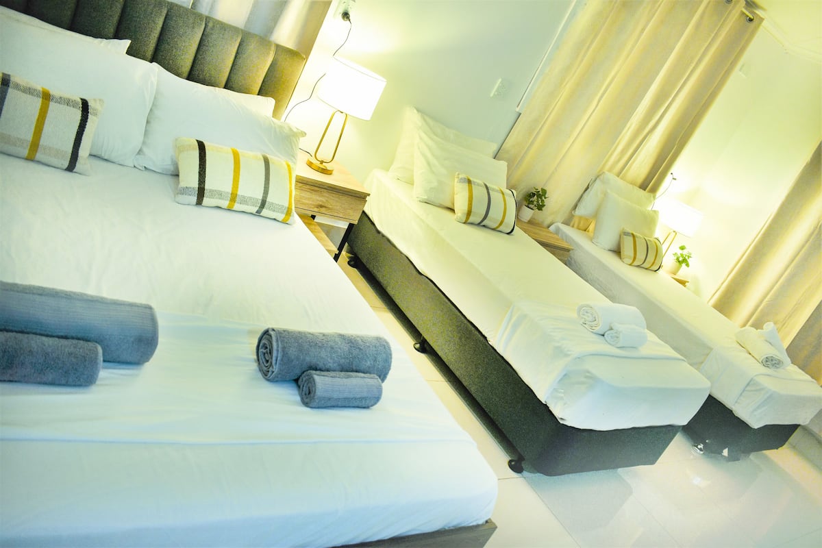 Muebles diferentes, escritorio y cortinas blackout