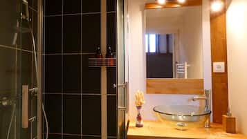 Douche, serviettes fournies, savon, shampoing