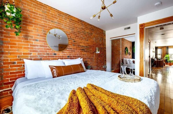 2 habitaciones, escritorio y tabla de planchar con plancha 
