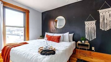 2 soverom, skrivebord, strykejern/-brett og wi-fi (inkludert)