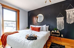 2 chambres, coffre-fort, bureau, fer et planche à repasser