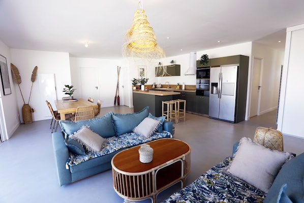 Smart TV, fireplace, books, stereo
