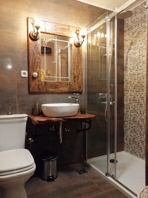 Apartment, Multiple Beds | Bathroom | Shower, hair dryer, towels