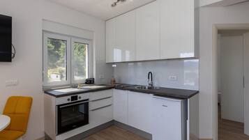 Kühlschrank, Ofen, Herdplatte, Wasserkocher mit Kaffee-/Teezubehör