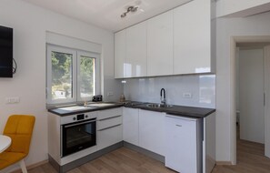 Refrigerador, horno, parrilla de estufa y cafetera y tetera 