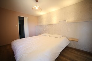 4 bedrooms, desk, iron/ironing board, travel crib - House with swimming pool and breathtaking view (Clairvaux d Aveyron)