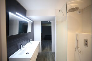 Douche, sèche-cheveux, serviettes fournies, shampoing