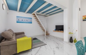 Fernseher, Tischfußball, Tischtennisplatte